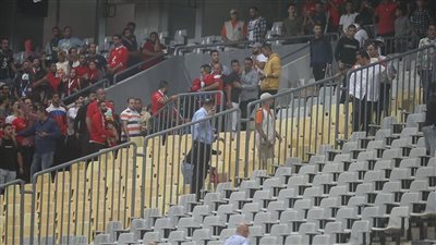 بداية غير مبشرة.. مناوشات بين جماهير الأهلي والإسماعيلي في المدرجات | فيديو