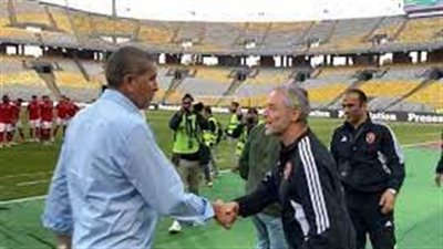 بروح رياضية.. جاريدو ينتظر كولر لمصافحته عقب المؤتمر الصحفي 