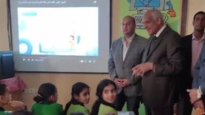 محافظ الجيزة يحضر حصة مع طلاب الصف الرابع الابتدائي بمدرسة في أوسيم | فيديو