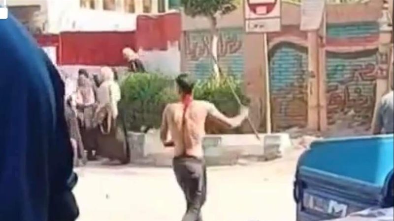  شاب يتجرد من ملابسه
