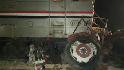 اصطدام قطار بجرار كسح بالمنوفية وهروب السائق | صور