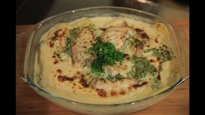 طريقة عمل صينية سمك بالبطاطس والكريمة | فيديو