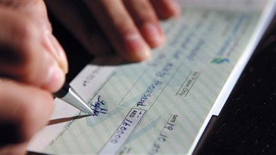 قانوني يقدم نصائح يجب اتباعها أثناء التوقيع على إيصال الأمانة