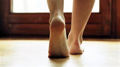 تفسير رؤية المشي حافي في المنام وعلاقته بالضيق والهموم