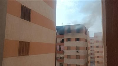 بينهم أم وطفلها.. مصرع وإصابة 3 أشخاص في حريق شقة بالعبور | صور 