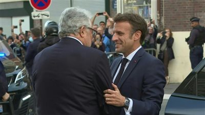 ماكرون وضع باقة زهور.. 100 عام على بناء مسجد باريس الكبير| فيديو