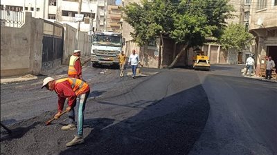 تنفيذ أعمال الرصف بشوارع السيالة والسنانية والأعصر في دمياط 