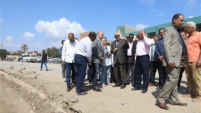 محافظ الجيزة يؤكد ضرورة التنسيق مع شركات المرافق أثناء تطوير الطرق | صور