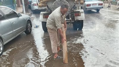 سيارات لإزالة آثار الأمطار وشفط تجمعات المياه بالميادين والأنفاق بأسيوط