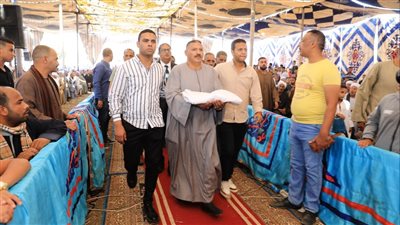 الكفن ينهى خصومة ثارية بين أبناء عمومة بحضور محافظ سوهاج| صور