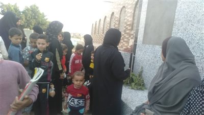 أسرة طفلة الدقهلية تزور قبرها بعد تجديد حبس المدرس المتهم بقتلها| فيديو 