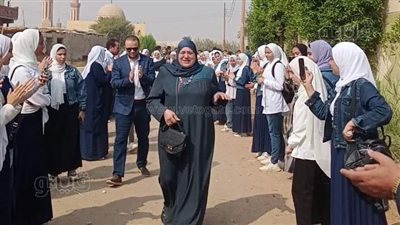 ممر شرفي وهدايا احتفالًا بخروج مديرة مدرسة للمعاش في بني سويف | صور