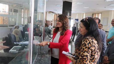 نائب محافظ الجيزة تتابع الخدمات المقدمة للمواطنين بالمركز التكنولوجي بحي جنوب| صور