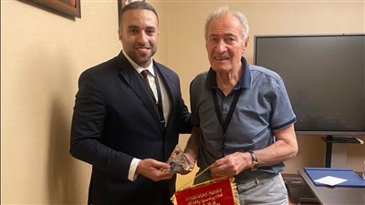 سراج الدين يُهدي درع وعلم النادي الأهلي لرئيس الاتحاد الدولي لكرة اليد