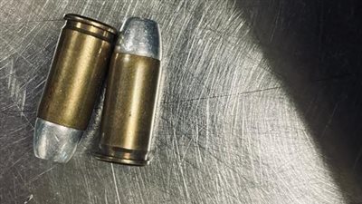 جمارك مطار القاهرة تطبط راكبا أجنبيا بحوزته أسلحة بيضاء وطلقات نارية 