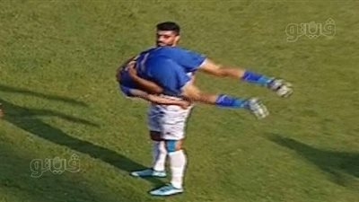 حمبوزو ينقذ لاعب بتروجت من السقوط علي رأسه | صور