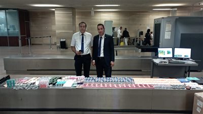 إحباط محاولة تهريب هواتف محمولة حول أجساد 3 ركاب بمطار القاهرة 