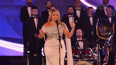 آخر أيام الصيفية.. سارة سحاب تشدو بروائع فيروز بمهرجان الموسيقى العربية|صور 