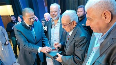 مسرح بيت ثقافة تمي الأمديد يكرم الدكتور محمد حسن عبد الله | صور