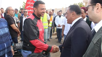 محافظ مطروح يستقبل الرحالة علي عبده في رحلته لقمة المناخ | صور