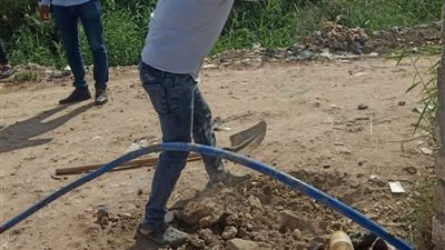 حملات إزالة التعديات على شبكة مياه الشرب في المندرة بالإسكندرية 