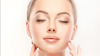 قناع القهوة باللبن يساعد في تفتيح البشرة سريعا