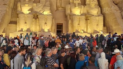 الحدث الأعظم.. زائرون ينتظرون لحظة تعامد الشمس على وجه رمسيس الثاني بأبو سمبل | صور