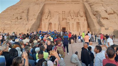 شاهد.. تهافت الزائرين على رصد لحظة تعامد الشمس على وجه رمسيس الثاني بأبو سمبل 