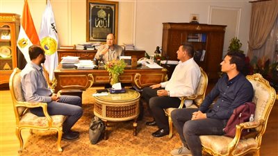 محافظ أسيوط يناقش نسب تنفيذ 1930 مشروعا بحياة كريمة وتطوير الريف 