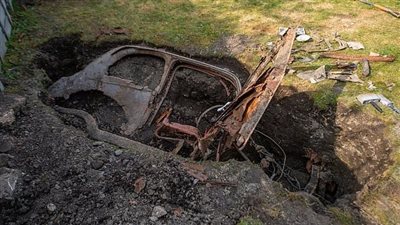 يكشف لغز جريمة في التسعينيات.. العثور على سيارة مدفونة في منزل بأمريكا