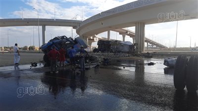 إصابة شخصين في سقوط سيارة نقل من على كوبري بمطروح | صور