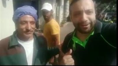 بعد واقعة الطرد.. فنان يدعو زملاء عامل النظافة للإفطار داخل كشري التحرير | فيديو 