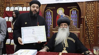 الأنبا إسحق يكرم خريجي معهد الدراسات والرعاية بطما