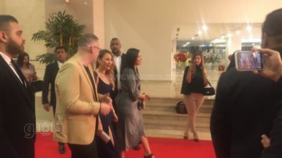 منة شلبي تخطف الأنظار ودينا عبد العزيز بفستان جريء على السجادة الحمراء لمهرجان الفضائيات العربية