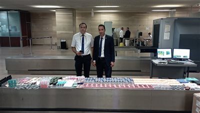 جمارك مطار القاهرة تحبط 7 محاولات تهريب.. ضبط هواتف محمولة بحوزة ثلاثة ركاب.. ورصد مخدرات وأدوية بحوزة آخرين