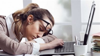 10 أسباب وراء شعورك بالكسل والنعاس في العمل