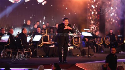 هاني شاكر يبدأ حفل مهرجان الموسيقى بـ