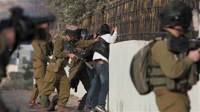 قوات الاحتلال تعتدي على الفلسطينيين في الضفة والقدس.. وإصابة 3 جنود إسرائيليين بالحجارة