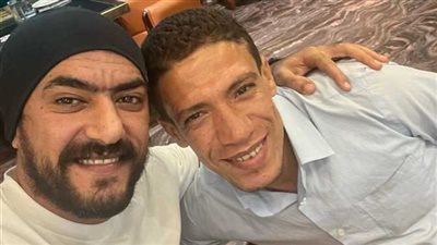 لفتة إنسانية رائعة.. أحمد العوضي يستضيف عامل النظافة ويسلمه عملا جديدا