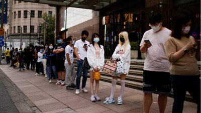 الصين تسجل 998 إصابة جديدة بفيروس كورونا