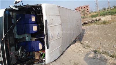 عمال بمصنع ملابس.. إصابة 6 في انقلاب أتوبيس بطريق إهناسيا في بني سويف | صور