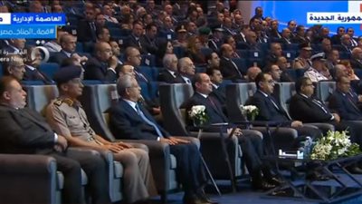 السيسي يشهد فيلما تسجيليا عن مواجهة مصر للأزمات الاقتصادية| فيديو 