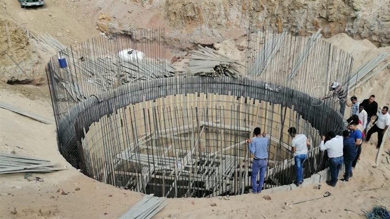 3 عمال سقطوا بحفرة