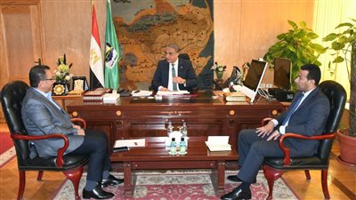 الفيوم تستأنف مشروعات الرصف المتوقفة في القرى والمدن