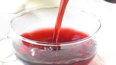 يحمي القلب ويقلل الإصابة بالأمراض المزمنة.. باحث بطب نيويورك ينصح بتناول الكركديه يوميًا