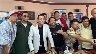 نقيب الموسيقيين يجتمع بمطربي المهرجانات داخل مكتبه | صور