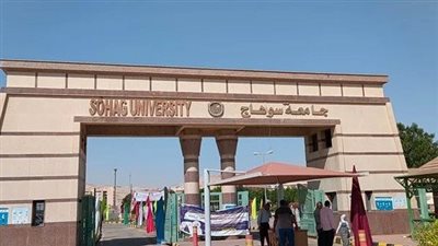 رئيس جامعة سوهاج يكرم طالب نجح في محو أمية 43 شخصا