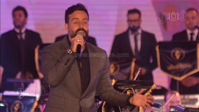 سعد رمضان لإحدى معجباته بمسرح النافورة: لما تتغزلي فيا بخجل