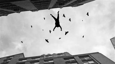 تفاصيل مناظرة النيابة لجثة شخص لقي مصرعه عقب سقوطه من أعلى عقار بالزيتون