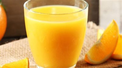 يقي من السكتات الدماغية والسرطان.. جمال شعبان يكشف أسرار عصير البرتقال
